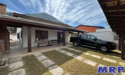 Casa à venda em ubatuba, praia da lagoinha, com 3 suítes, a poucos passos da praia.
