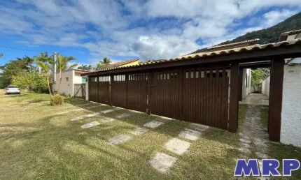 Casa à venda em ubatuba, praia da lagoinha, com 3 suítes, a poucos passos da praia.