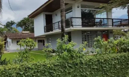 Casa em Ubatuba, de frente para a Marginal e a Rodovia  na Praia da Maranduba
