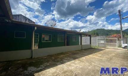 Casa à venda em Ubatuba com 2 dormitórios em bairro residencial, a 3 km da praia de Maranduba.
