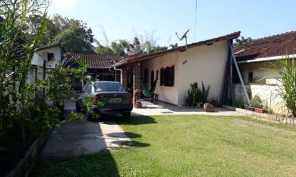 Casa em Ubatuba, com 2 suítes, quintal todo murado e gramado, próximo das cachoeiras do Sertão da Quina!