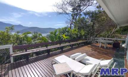 Casa com vista mar á venda na Praia Vermelha do Sul em Ubatuba. Condomínio fechado. 4 suítes.