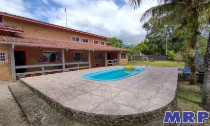 Casa em Ubatuba, na praia do Sapê. Casa com piscina. Tem escritura.