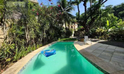 Mansão moderna com projeto de Sergio Bernardes no Cosme Velho – 4 quartos, lazer completo e vista para o verde