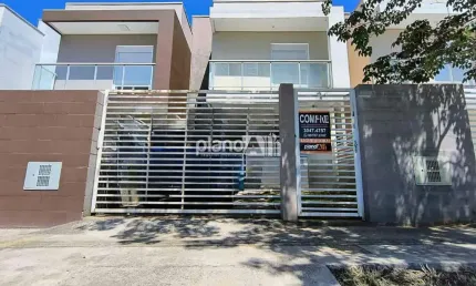 Sobrado 2 suítes, sala de estar e jantar, cozinha, lavanderia individual, lavabo e vaga de garagem.