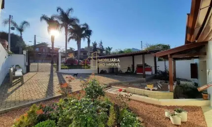 Casa com amplo terreno à venda localizada no bairro Floresta, em Dois Irmãos.