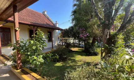 Casa com Amplo Terreno À Venda no Centro de Dois Irmãos/RS