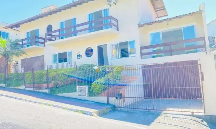 Casa com 3 dormitórios à venda, 242 m² por R$ 1.180.000,00 - Barreiros - São José/SC