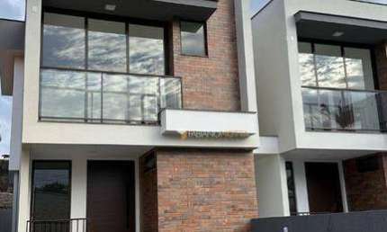 Sobrado com 3 dormitórios à venda, 100 m² por R$ 650.000,00 - Serraria - São José/SC