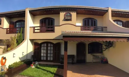 Sobrado geminado à venda em condomínio fechado – centro de navegantes/sc