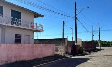 Parte de cima de um sobrado no Centro a poucos metros da praia.