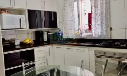Lindo sobrado com 2 dorm e cozinha planejada por apenas r$250.000,00