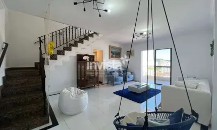 Comprar cobertura duplex com piscina privativa e vista livre na Ponta da Praia.