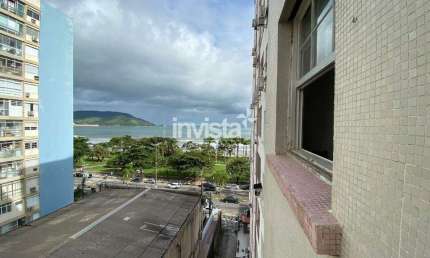 Apartamento mobiliado de dois dormitórios com varanda e vista para o mar