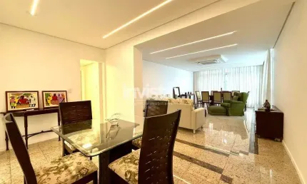 Amplo apartamento no Gonzaga com vista para o mar – 176m² | 3 Dorms (1 Suíte) | 2 Vagas | Frente à praia.