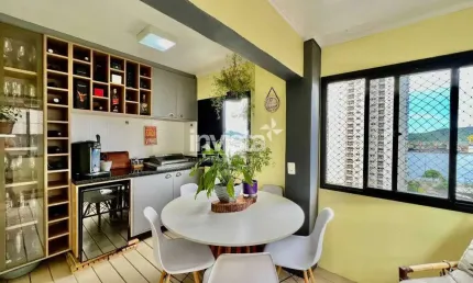 Apartamento reformado na ponta da praia, 2 dormitórios!