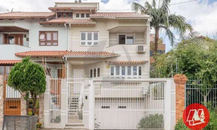No Jardim Planalto, sobrado 3 dormitórios, suite, 2 vagas e piscina.