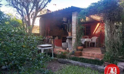 Na vicente da fontoura, sobrado com 4 quartos e pátio.