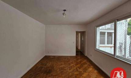 Apartamento 3 dormitórios (1 suíte). Dependência com wc auxiliar e sacada.