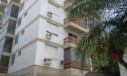 Na Cidade Baixa, 1 dormitório com sacada. Elevador.