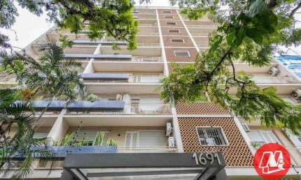 Na Ramiro Barcelos,102,73 m² privativos, 3 dormitórios  e sacada.