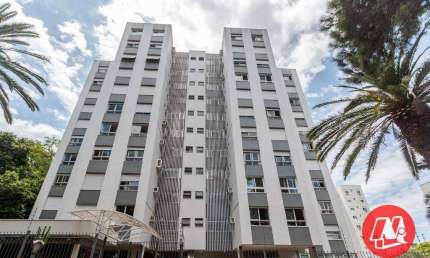 Na Praça Nações Unidas no bairro Petrópolis, 2 dormitórios com vaga.