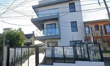 No bairro Tristeza, casa em condomínio com 2 andares, 3 dormitórios, suíte e 2 vagas.