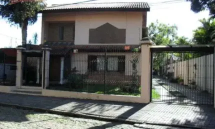 No bairro Ipanema, casa de 274 m²,4 dormitórios, suítes, vagas e piscina.
