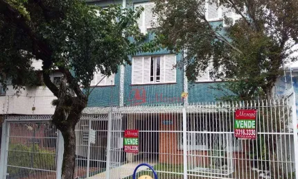 Na Cidade Baixa, térreo, 3 dormitórios, pátios e 3 vagas.