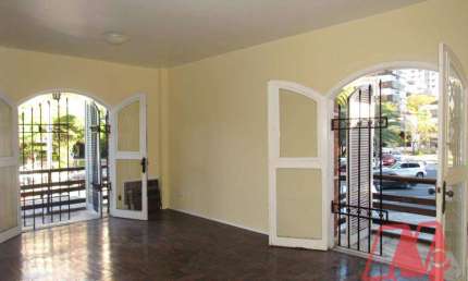 Na frende do Parque Moinhos de Vento, sala de 81 m².