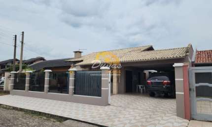 AMPLA RESIDÊNCIA APENAS UMA QUADRA DO MAR EM NOVA TRAMANDAÍ