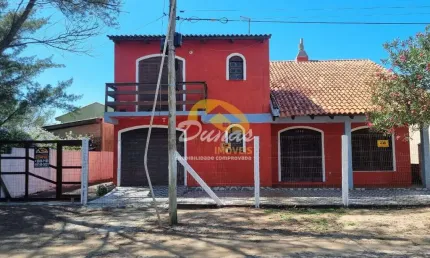 CASA COM PISCINA A UMA QUADRA DO MAR EM NOVA TRAMANDAÍ