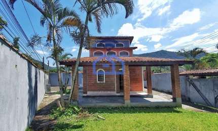 Sobrado à Venda no bairro Martim de Sá com 3 Dormitórios, sendo 2 Suítes, 3 Banheiros, Sala de esta