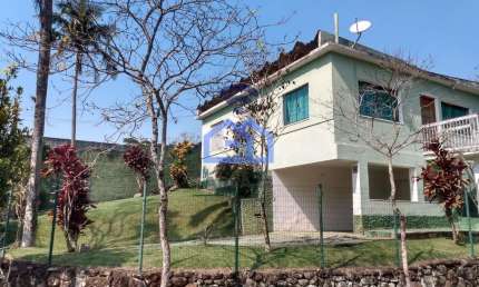Ótima casa à venda no bairro Massaguaçu em Caraguatatuba. Bairro tranquilo, em meio a natureza  à 5