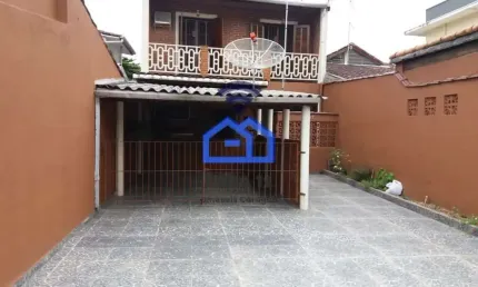 Ótimo Sobrado à Venda no Bairro Indaiá em Caraguatatuba, SP: Amplo Quintal, Churrasqueira e Ótima L