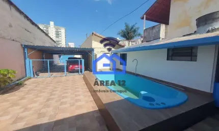 Casa à Venda no Centro com 3 dormitórios, sendo 1 suíte, sala ampla, cozinha, 4 vagas de garagem em
