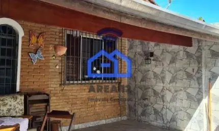 Casa à venda com 3 dormitórios, sala, cozinha, banheiro e duas vagas na garagem, no bairro caputera