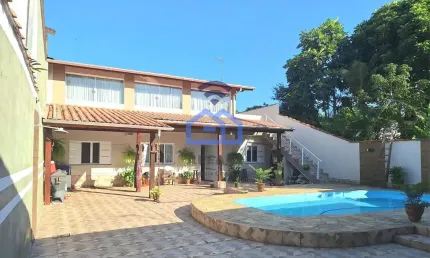Casa à Venda no bairro Porto Novo - dois dormitórios, sendo uma suíte, cozinha, sala, 3 vagas na ga