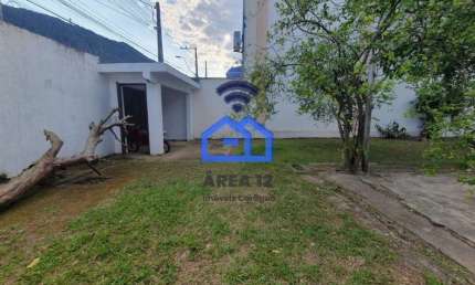 Casa à venda no Centro com 3 dormitórios, sendo 1 suíte, sala ampla, cozinha, quintal e varanda em