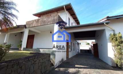 Sobrado à venda no bairro Indaiá em Caraguatatuba, com mais de 1000m² de área, localizado na avenid