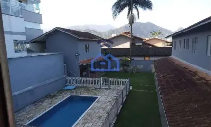 Sobrado à venda no bairro Jardim Primavera em Caraguatatuba, 2 dormitórios sendo 1 suíte, garagem c