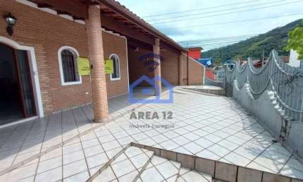 Casa à venda no Centro em Caraguatatuba, 4 dormitórios, sala ampla, garagem para 3 carros, churrasq