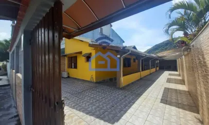 Casa à venda no bairro Sumaré em Caraguatatuba, SP - 2 dormitórios sendo 1 suíte, sala, sala de jan