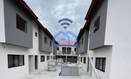 Sobrado à venda no bairro Cidade Jardim em Caraguatatuba, SP - 2 suítes, sala ampla, cozinha e área