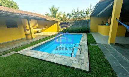 Sobrado amplo com piscina, jardim e churrasqueira à venda no bairro Jardim Aruan em Caraguatatuba,