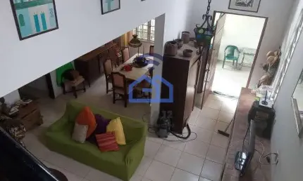 Sobrado à venda no bairro Golfinho em Caraguatatuba, SP - 3 dormitórios sendo 2 suítes, 2 banheiros