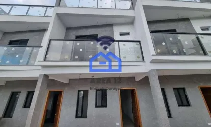 Casa triplex à venda no bairro do Massaguaçu com 2 dormitórios, 2 banheiros, 2 vagas de garagem, a