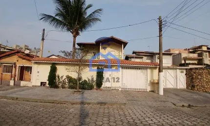 Casa à venda no bairro do Indaiá em Caraguatatuba, SP - com 2 suítes, sala e garagem com espaço par