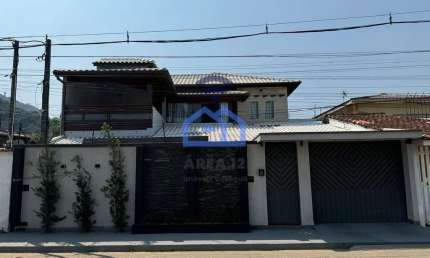 Sobrado de alto padrão à venda no bairro Estrela d'Alva em Caraguatatuba, SP - com piscina, hidroma