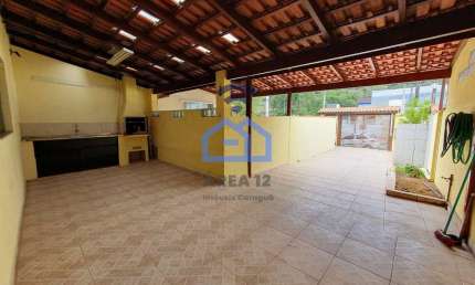 Sobrado à venda no bairro do Massaguaçu em Caraguatatuba, SP - com 219m², 4 dormitórios, sendo 1 su